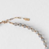 Fermoir doré du collier Kaleb en perles de culture et labradorite, bijou fait main Komète Atelier pour homme et femme.