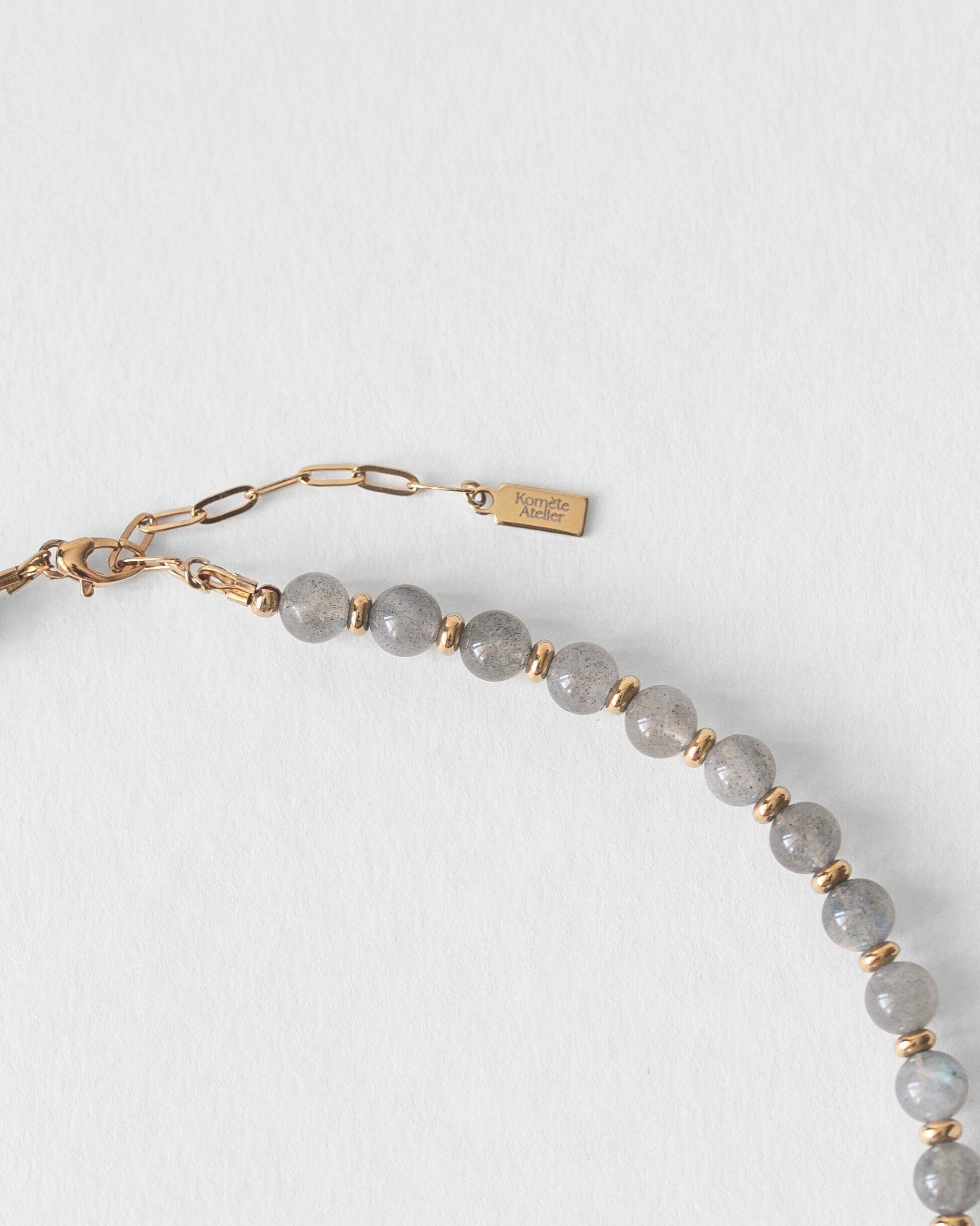 Fermoir doré du collier Kaleb en perles de culture et labradorite, bijou fait main Komète Atelier pour homme et femme.