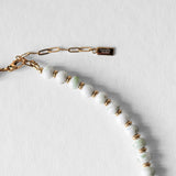 Fermoir en acier inoxydable doré du collier Kaleb, bijou artisanal Komète Atelier en perles de porcelaine verte et perles d’eau douce.