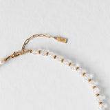 Fermoir doré du collier Kaleb en perles de culture et quartz craquelé, bijou fait main Komète Atelier pour homme et femme.