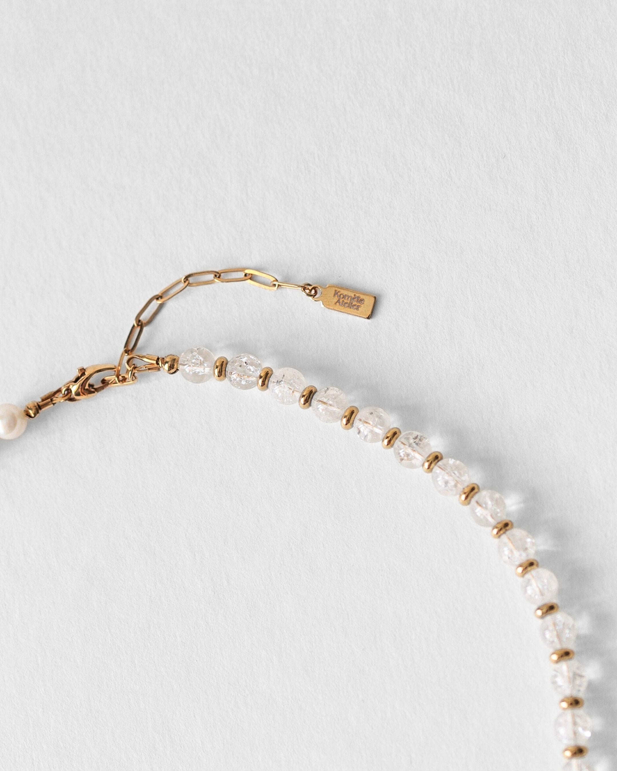 Fermoir doré du collier Kaleb en perles de culture et quartz craquelé, bijou fait main Komète Atelier pour homme et femme.