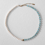 Collier Kaleb en perles d’eau douce naturelles, aussi appelées perles de culture, et pierres d’aigue-marine. Bijou artisanal fait main Komète Atelier, collier élégant unisexe pour homme et femme en pierres naturelles.