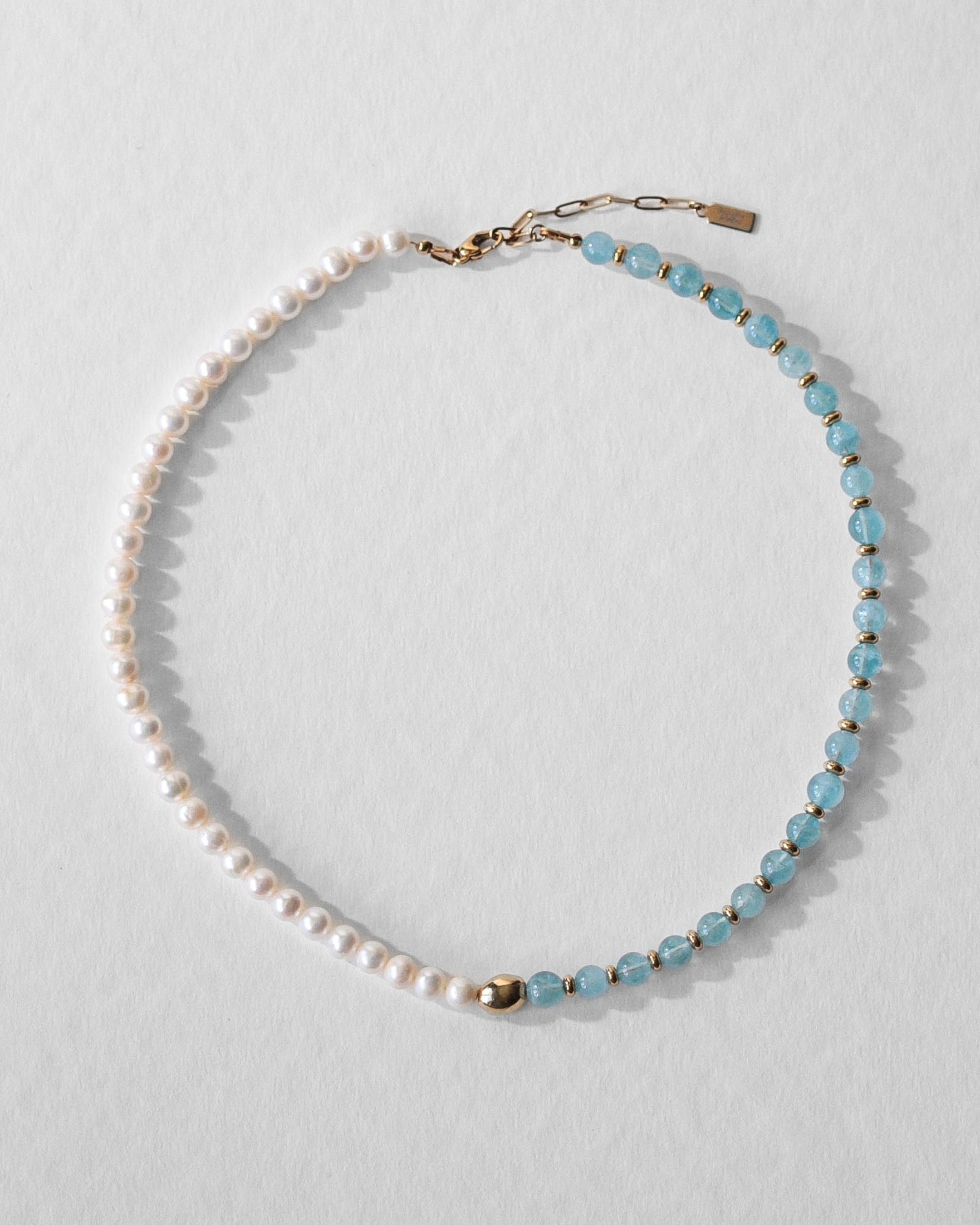 Collier Kaleb en perles d’eau douce naturelles, aussi appelées perles de culture, et pierres d’aigue-marine. Bijou artisanal fait main Komète Atelier, collier élégant unisexe pour homme et femme en pierres naturelles.