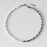 Collier Kaleb en perles d’eau douce naturelles, aussi appelées perles de culture, et pierres de labradorite. Bijou artisanal fait main Komète Atelier, collier élégant unisexe pour homme et femme en pierres naturelles.