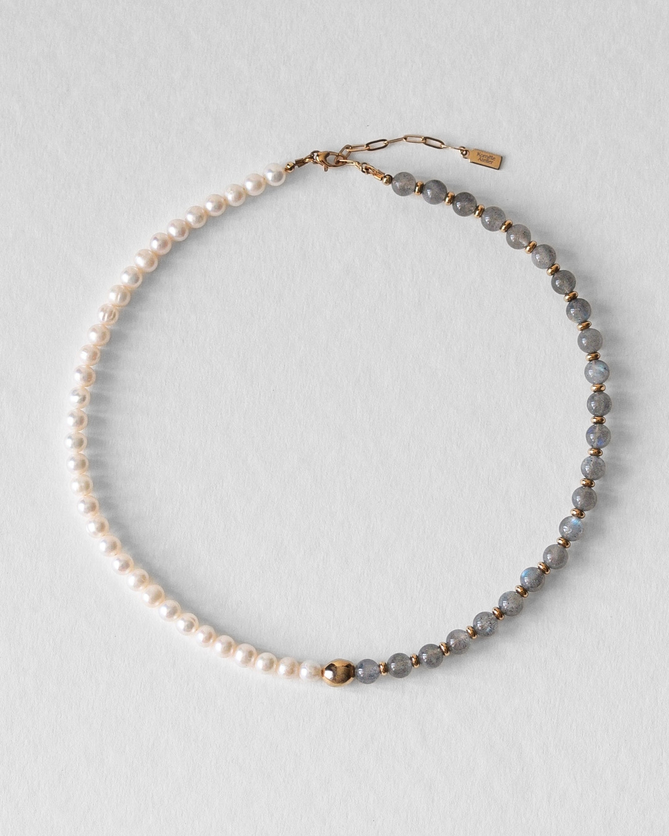 Collier Kaleb en perles d’eau douce naturelles, aussi appelées perles de culture, et pierres de labradorite. Bijou artisanal fait main Komète Atelier, collier élégant unisexe pour homme et femme en pierres naturelles.