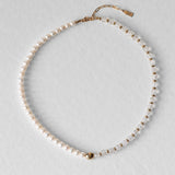 Collier Kaleb en perles d’eau douce naturelles, aussi appelées perles de culture, et pierres quartz craquelé. Bijou artisanal fait main Komète Atelier, collier élégant unisexe pour homme et femme en pierres naturelles.