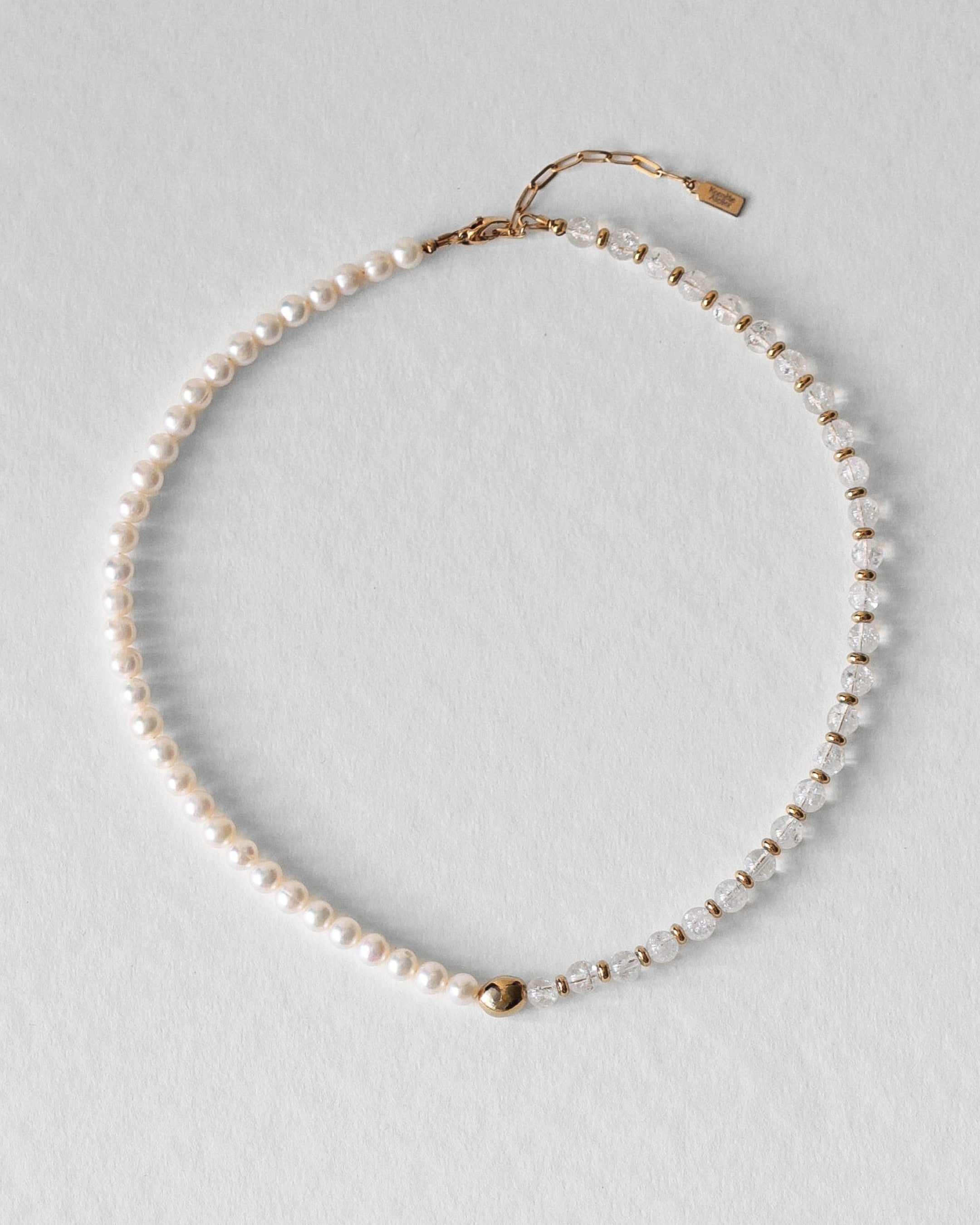 Collier Kaleb en perles d’eau douce naturelles, aussi appelées perles de culture, et pierres quartz craquelé. Bijou artisanal fait main Komète Atelier, collier élégant unisexe pour homme et femme en pierres naturelles.