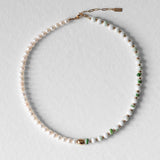 Collier Kaleb en perles de porcelaine verte et perles d’eau douce, aussi appelées perles de culture, monté sur acier inoxydable doré. Bijou artisanal fait main Komète Atelier, collier élégant unisexe pour homme et femme en céramique et perles de culture.