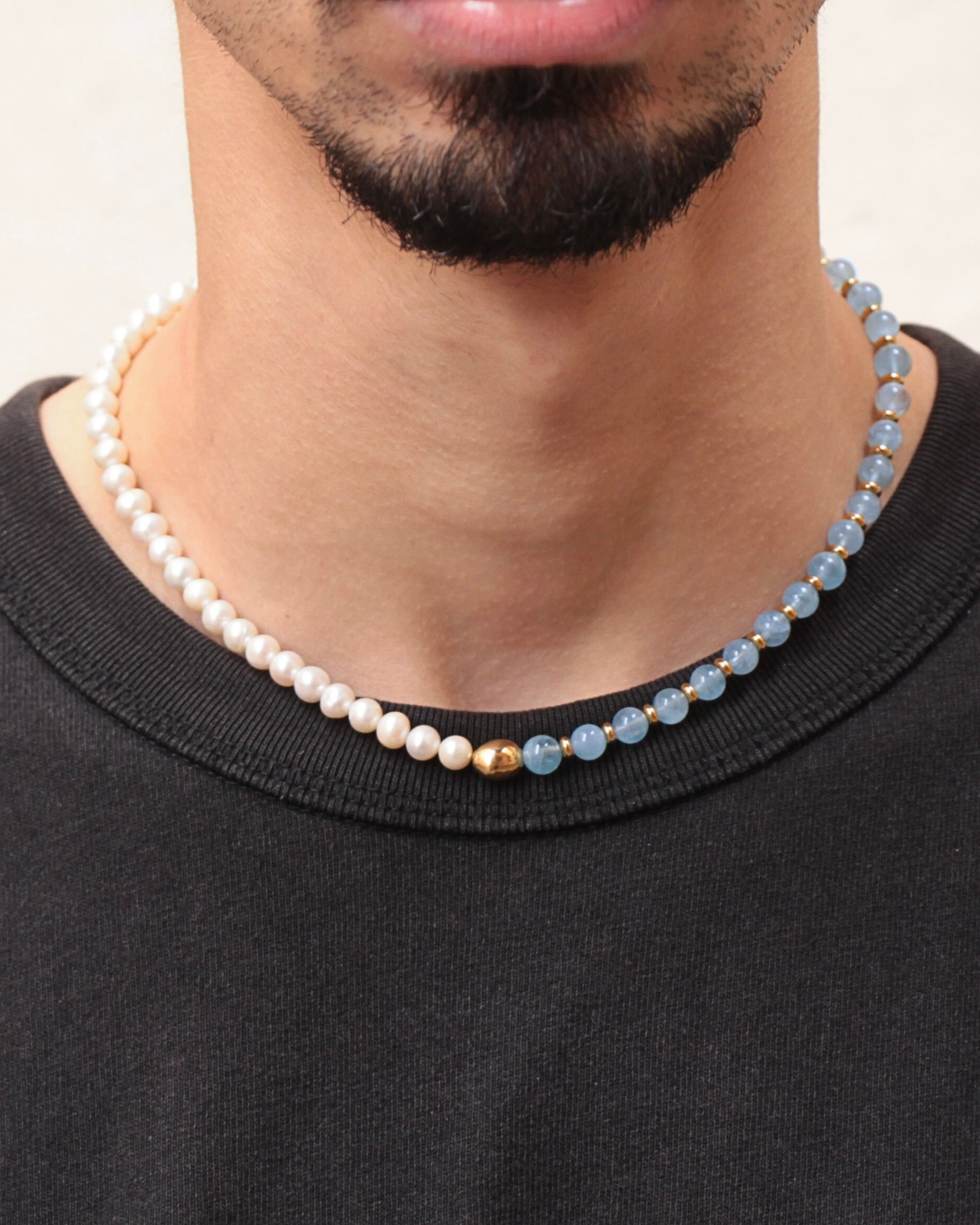 Collier Kaleb porté, perles d’eau douce et aigue-marine, bijou unisexe homme et femme Komète Atelier fait main