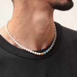 Profil du collier Kaleb en perles de culture et aigue-marine, bijou fait main Komète Atelier, collier tendance unisexe homme et femme.