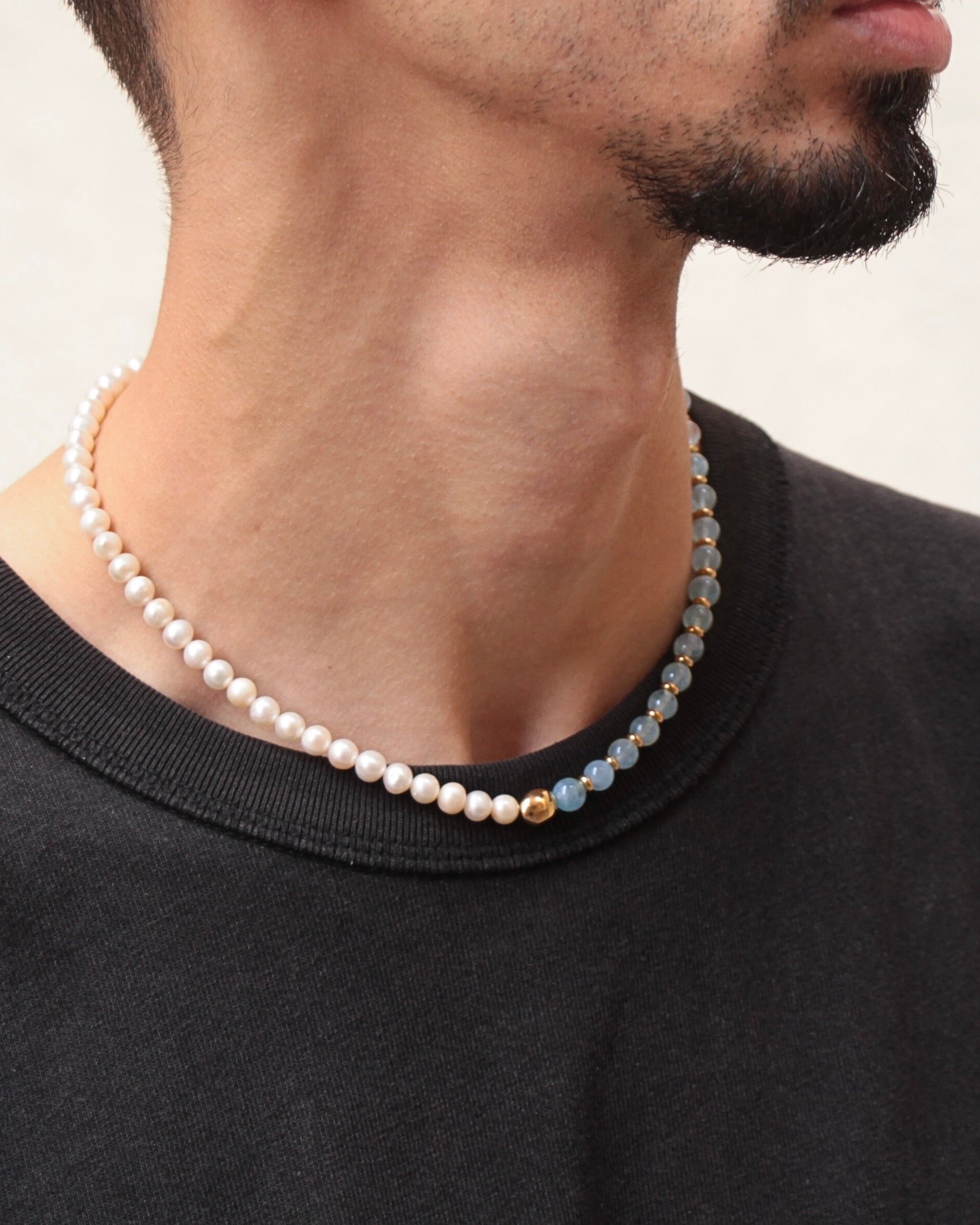 Profil du collier Kaleb en perles de culture et aigue-marine, bijou fait main Komète Atelier, collier tendance unisexe homme et femme.