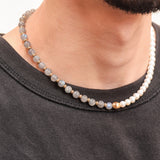 Profil du collier Kaleb en perles de culture et labradorite, bijou fait main Komète Atelier, collier tendance unisexe homme et femme.