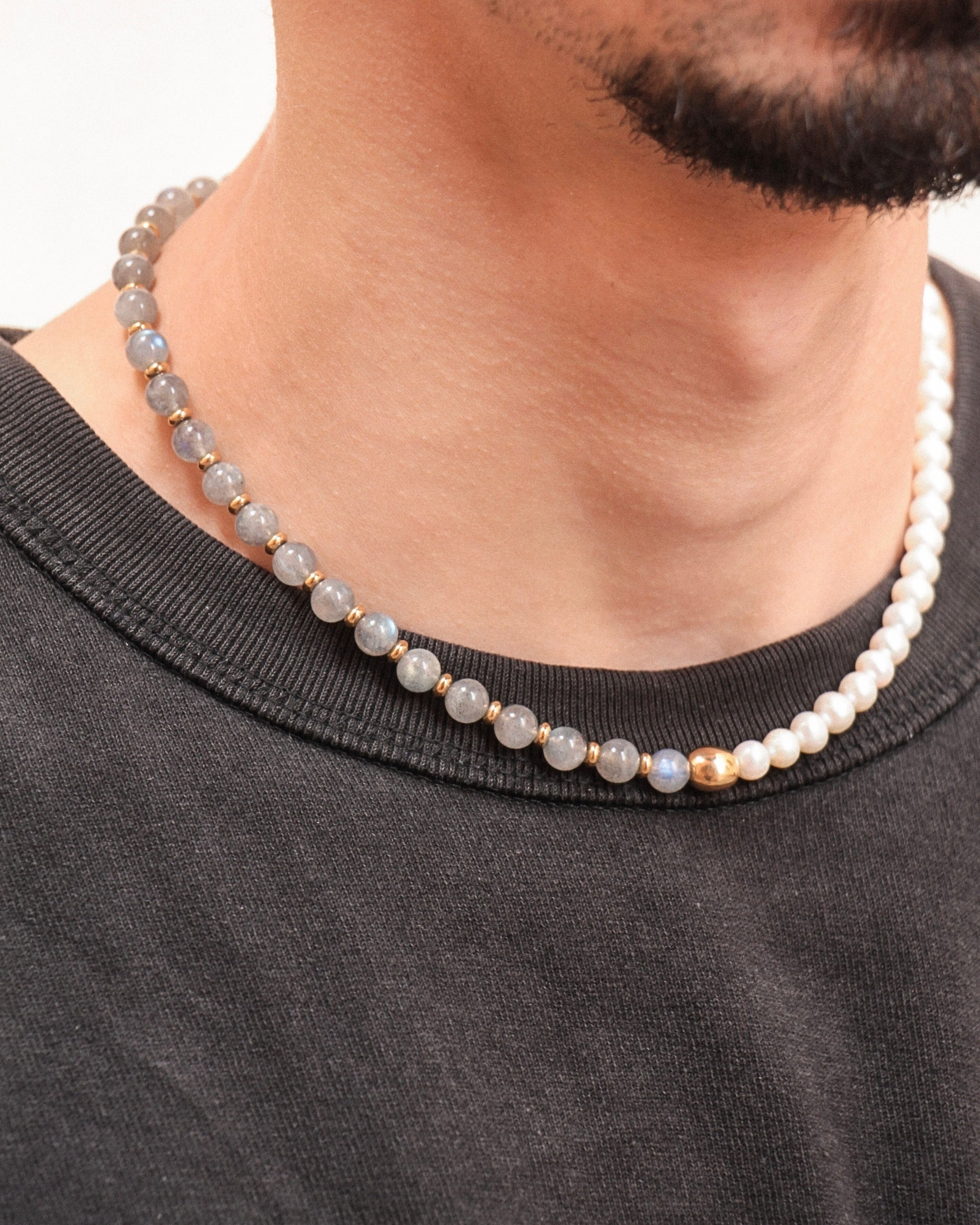 Profil du collier Kaleb en perles de culture et labradorite, bijou fait main Komète Atelier, collier tendance unisexe homme et femme.