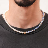 Collier Kaleb porté, perles de porcelaine bleue et perles d’eau douce, bijou artisanal fait main Komète Atelier pour homme et femme.