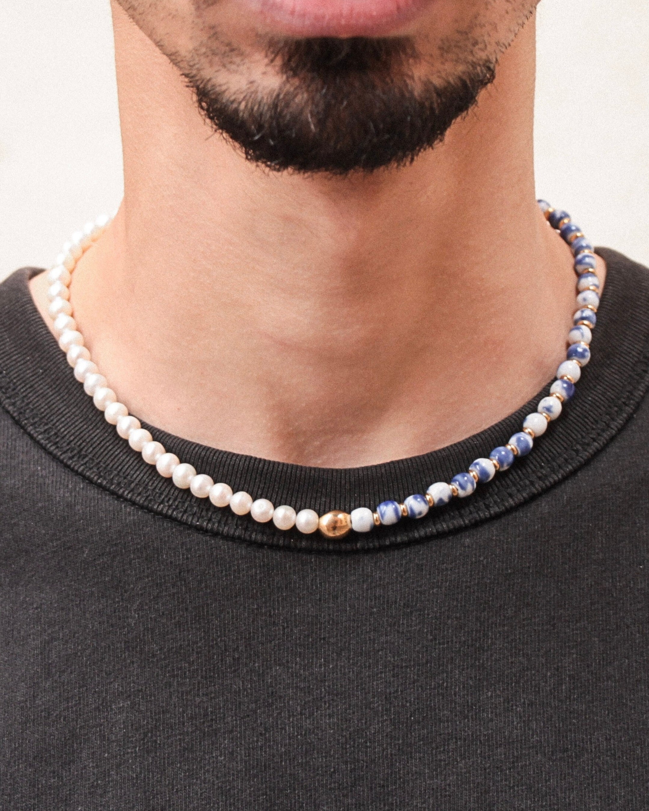 Collier Kaleb porté, perles de porcelaine bleue et perles d’eau douce, bijou artisanal fait main Komète Atelier pour homme et femme.