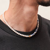 Profil du collier Kaleb en céramique porcelaine bleue et perles de culture, monté sur acier inoxydable doré, bijou artisanal unisexe homme femme Komète Atelier.