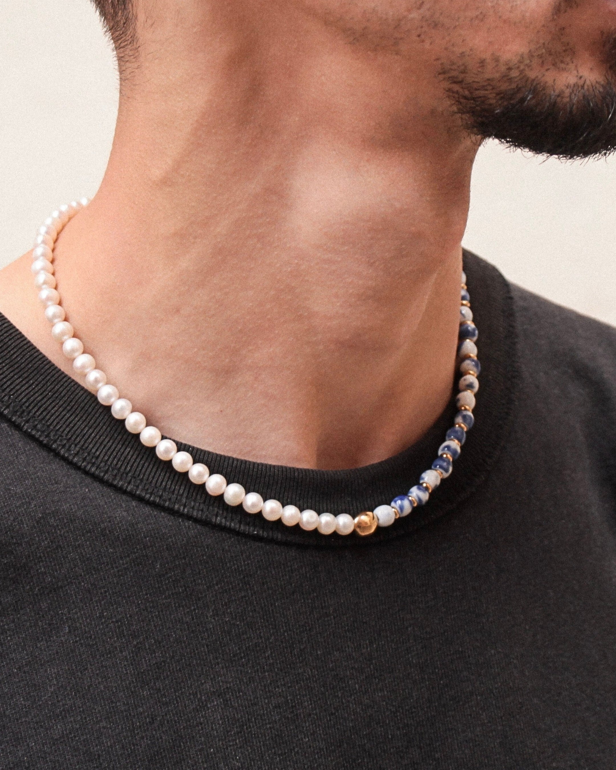 Profil du collier Kaleb en céramique porcelaine bleue et perles de culture, monté sur acier inoxydable doré, bijou artisanal unisexe homme femme Komète Atelier.