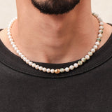 Collier Kaleb porté, mélange de porcelaine verte et perles de culture, bijou artisanal fait main Komète Atelier pour homme et femme.