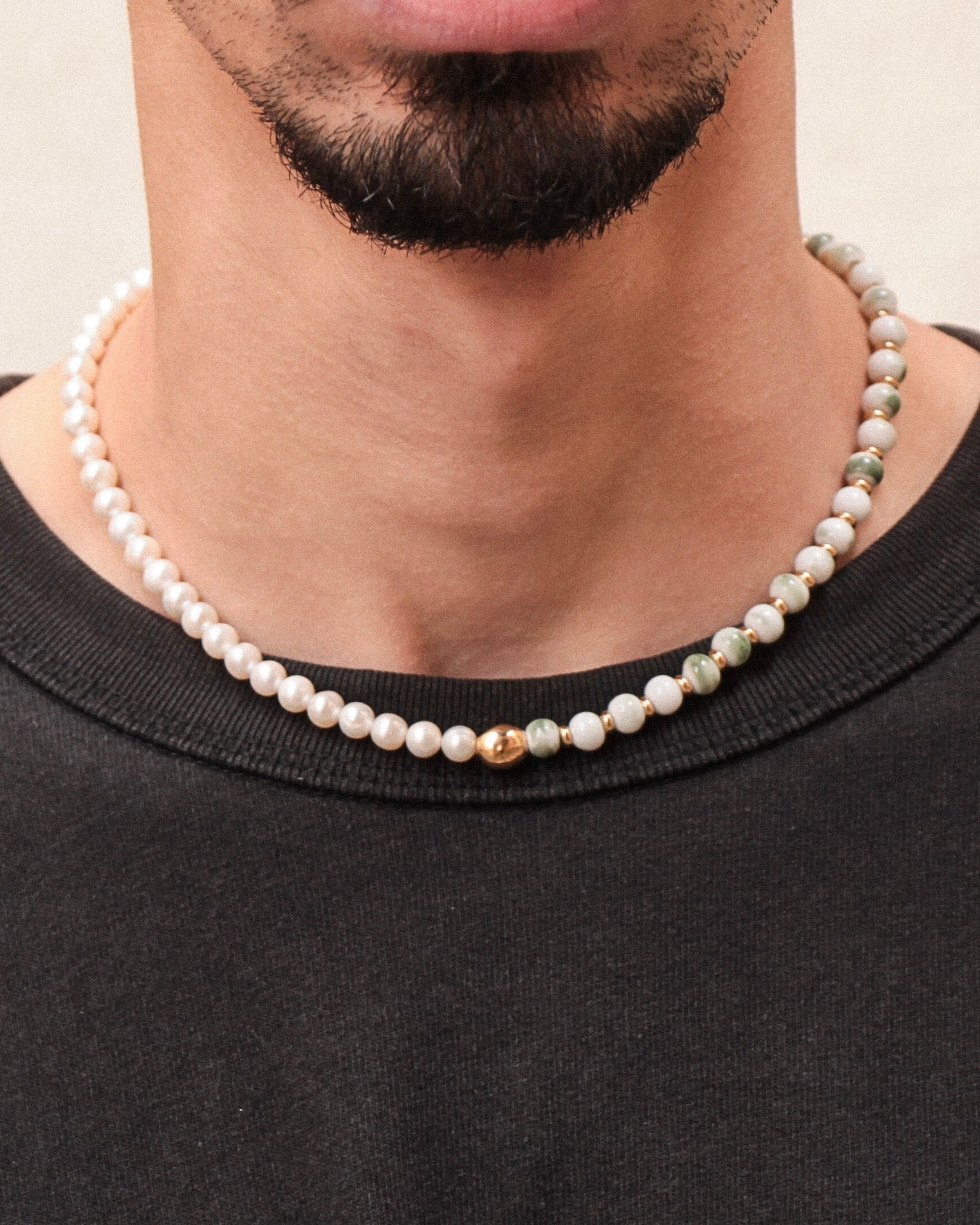 Collier Kaleb porté, mélange de porcelaine verte et perles de culture, bijou artisanal fait main Komète Atelier pour homme et femme.