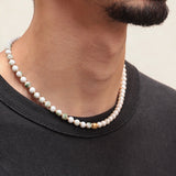 Profil du collier Kaleb en perles de céramique porcelaine verte et perles d’eau douce, monté sur acier inoxydable doré, bijou artisanal Komète Atelier unisexe homme femme.