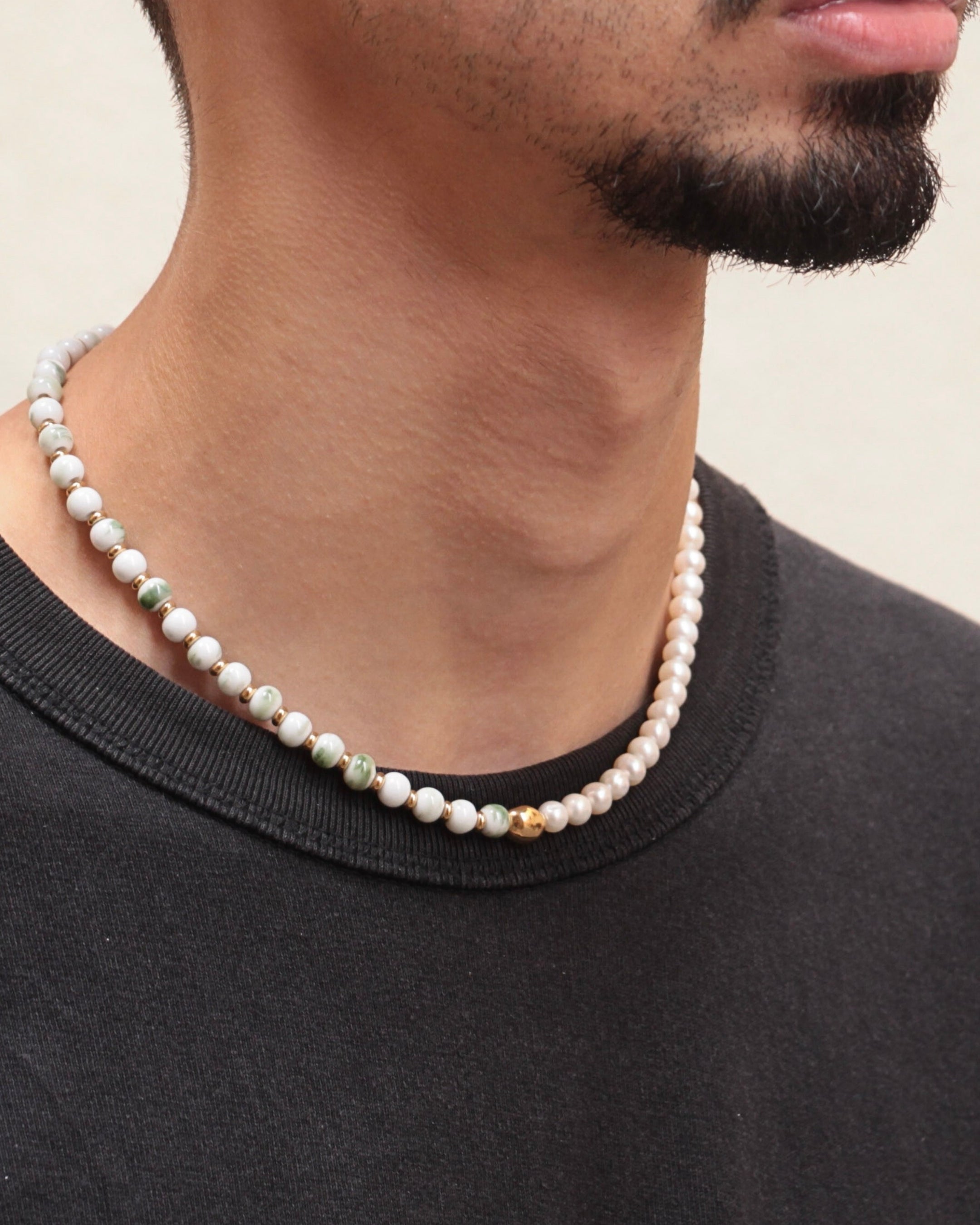 Profil du collier Kaleb en perles de céramique porcelaine verte et perles d’eau douce, monté sur acier inoxydable doré, bijou artisanal Komète Atelier unisexe homme femme.