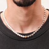 Collier Kaleb porté, mélange perles d’eau douce et quartz craquelé, bijou artisanal unisexe homme femme Komète Atelier.