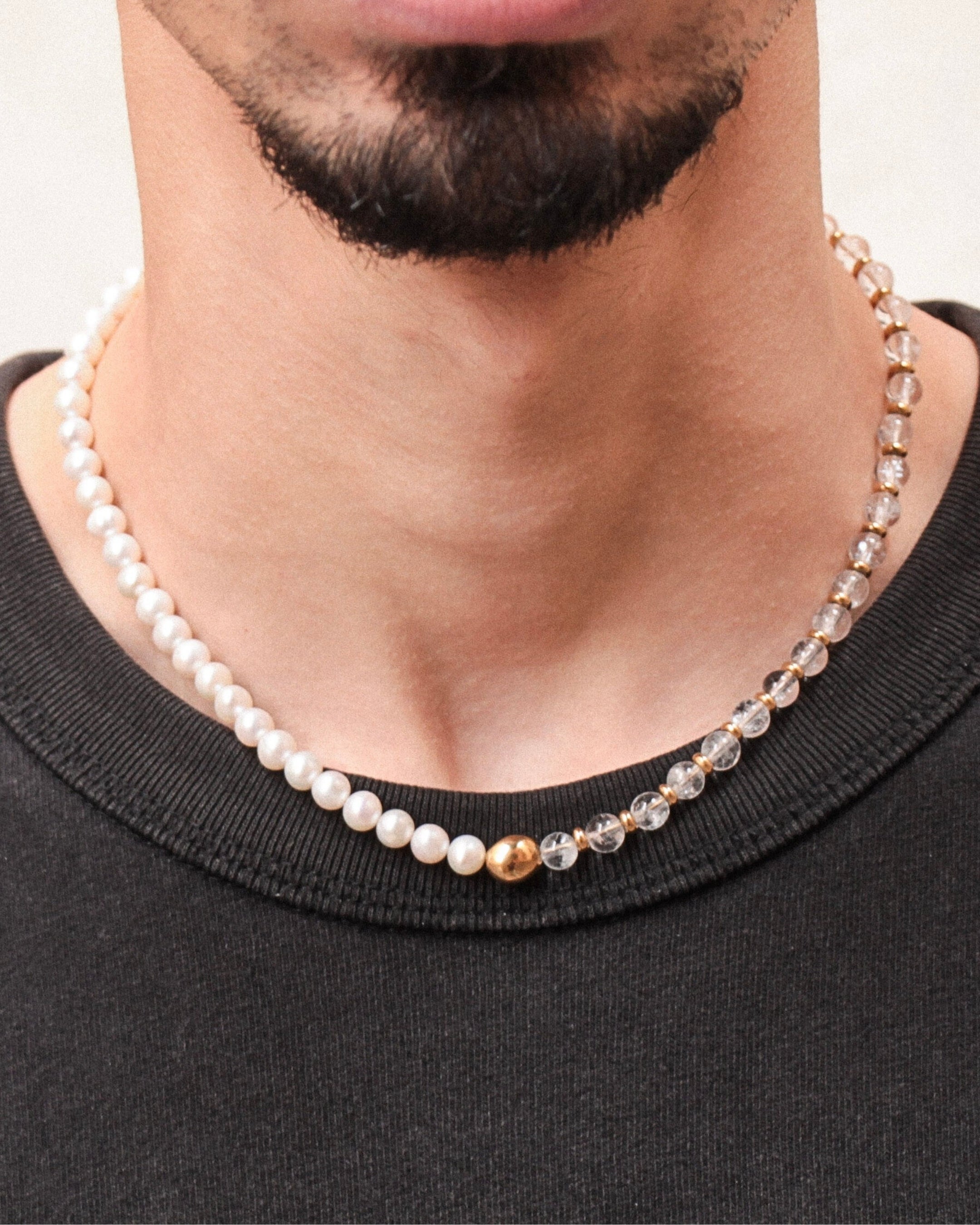 Collier Kaleb porté, mélange perles d’eau douce et quartz craquelé, bijou artisanal unisexe homme femme Komète Atelier.