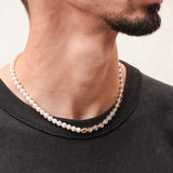 Profil du collier Kaleb en perles de culture et quartz craquelé, bijou fait main Komète Atelier, collier tendance unisexe homme et femme.
