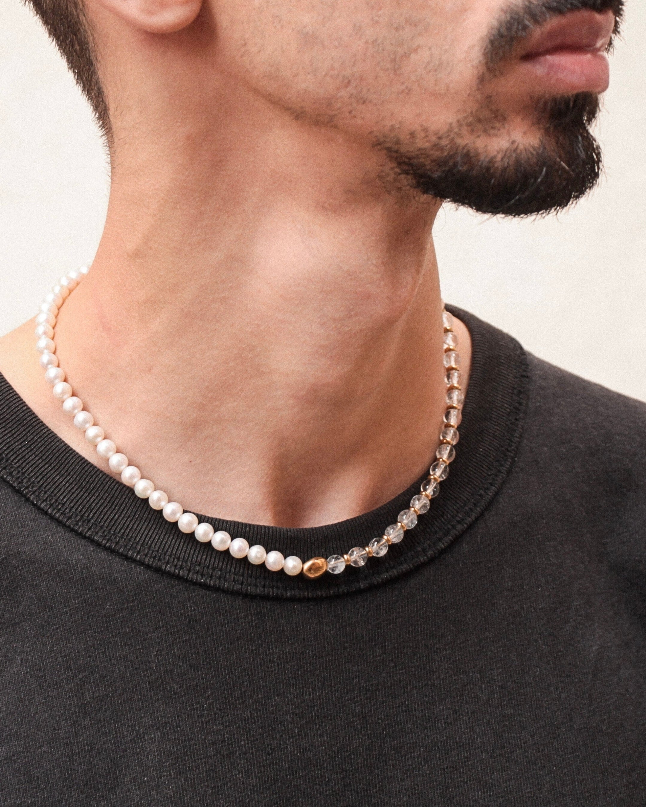 Profil du collier Kaleb en perles de culture et quartz craquelé, bijou fait main Komète Atelier, collier tendance unisexe homme et femme.