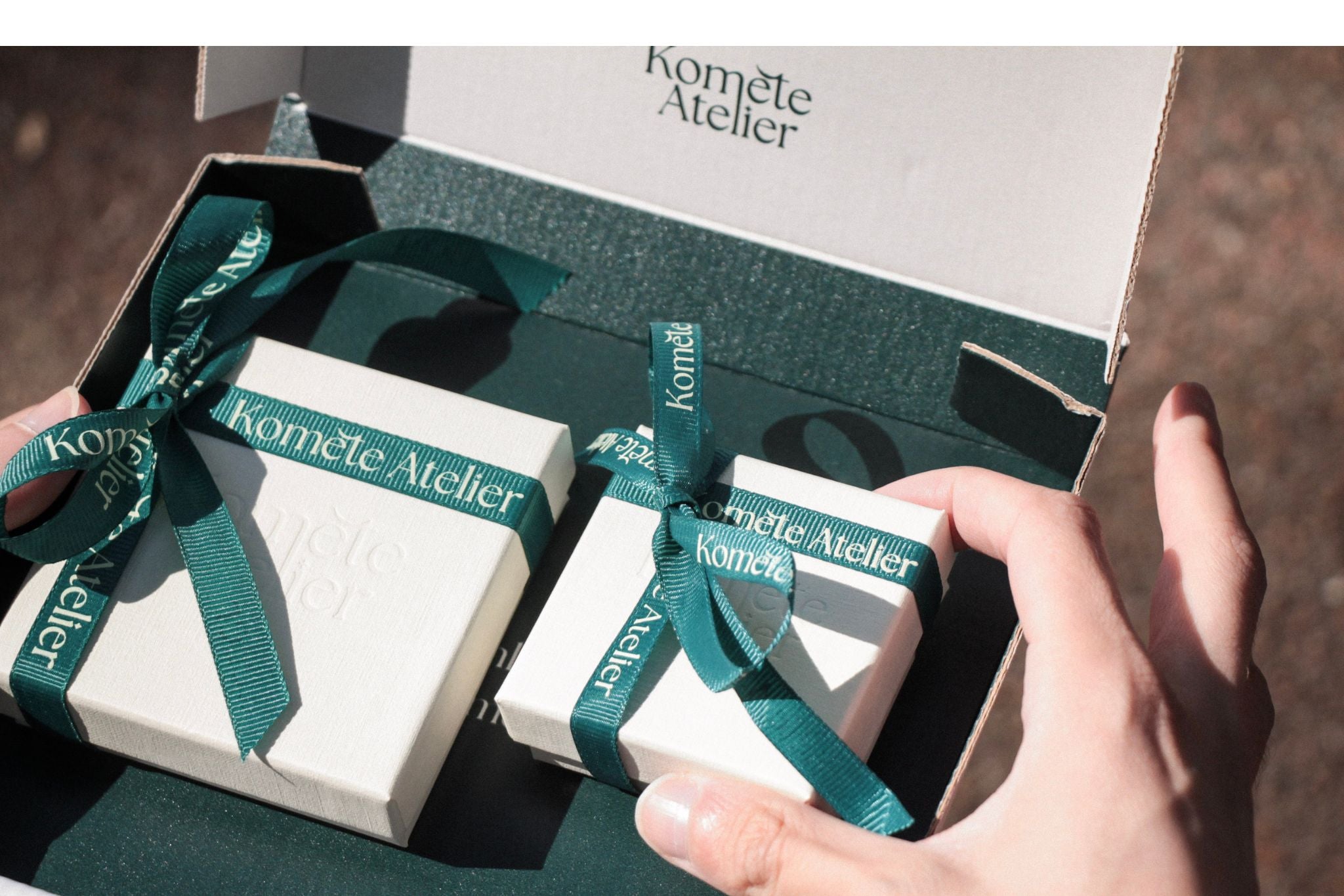Photo emballage commande avec boite à bijoux écrin luxe et ruban Komète Atelier offert gratuit pour chaque bijou
