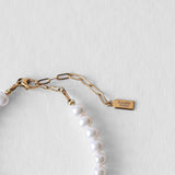 Bracelet Harry Komète Atelier avec fermoir en acier inoxydable doré à l’or 18 carats, perles d’eau douce naturelles grade AAA, bijou unisexe fait main.
