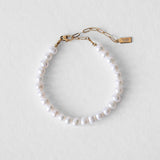 Bracelet Harry Komète Atelier en perles d’eau douce naturelles, bijou unisexe fait main en acier inoxydable doré à l’or 18 carats, résistant à l’eau doré.