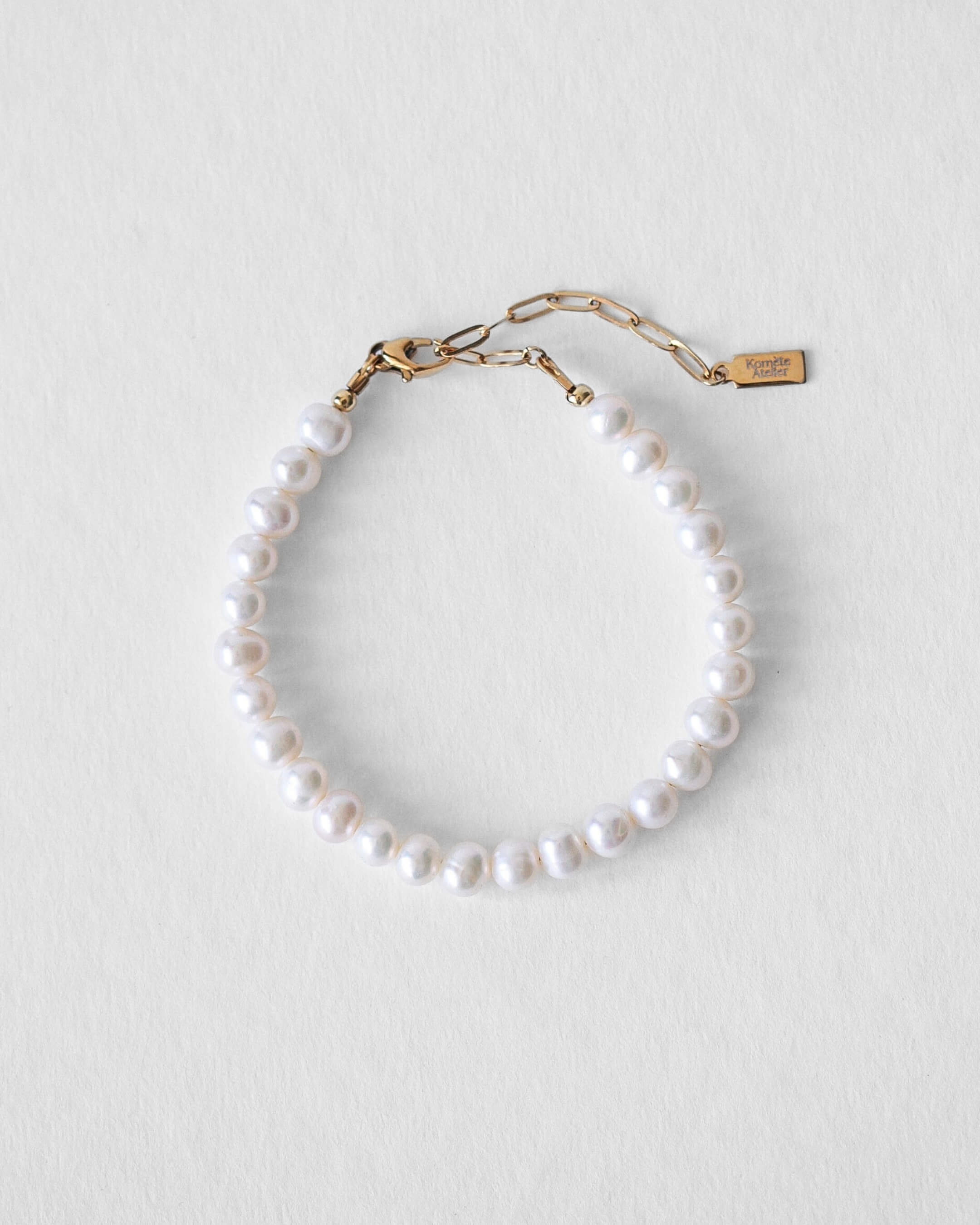 Bracelet Harry Komète Atelier en perles d’eau douce naturelles, bijou unisexe fait main en acier inoxydable doré à l’or 18 carats, résistant à l’eau doré.