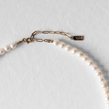 Fermoir du collier Harry en acier inoxydable doré à l’or 18 carats avec logo Komète Atelier.