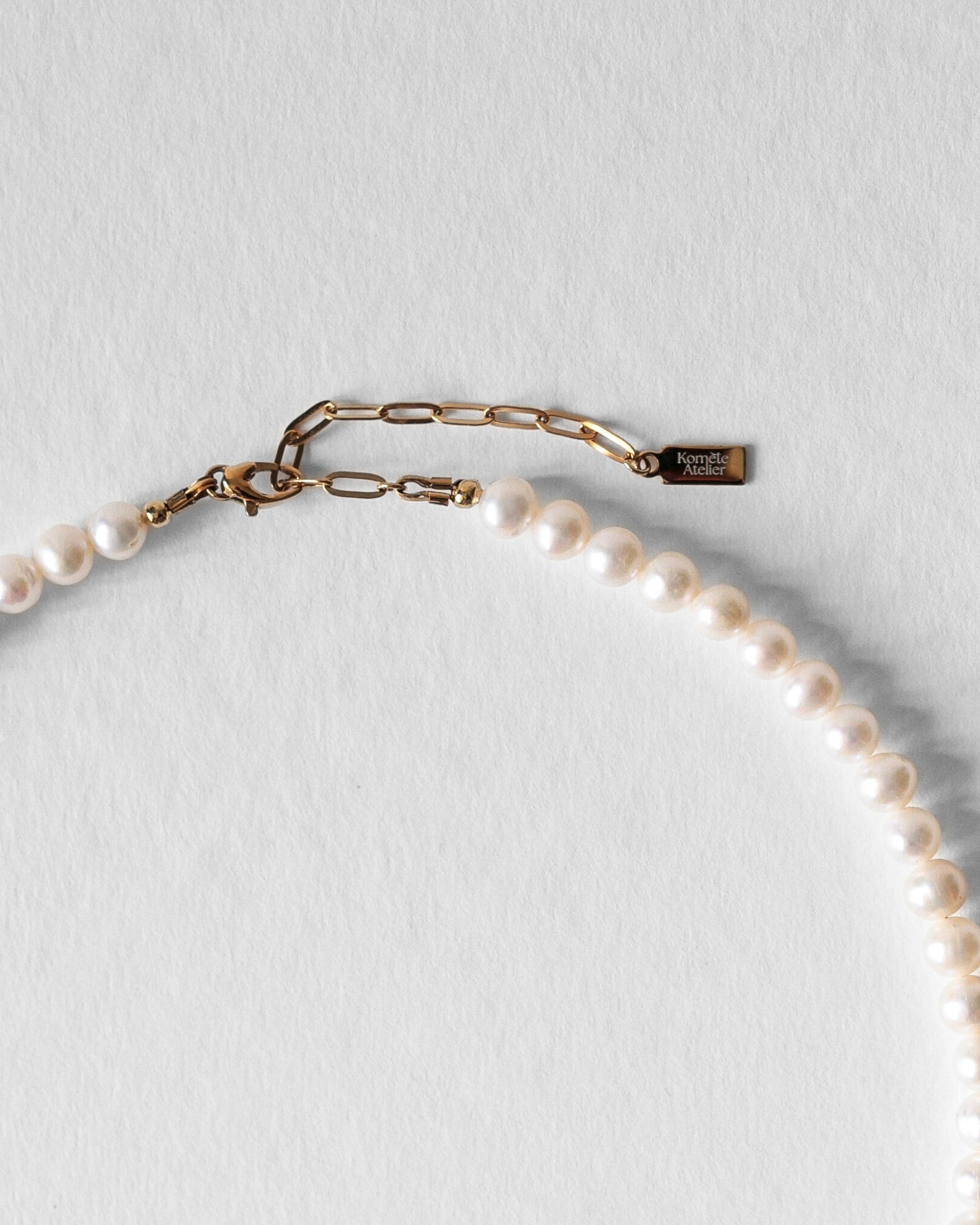 Fermoir du collier Harry en acier inoxydable doré à l’or 18 carats avec logo Komète Atelier.