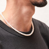 Gros plan sur le collier Harry, perles d’eau douce naturelles rondes et éclatantes, bijou artisanal unisexe.