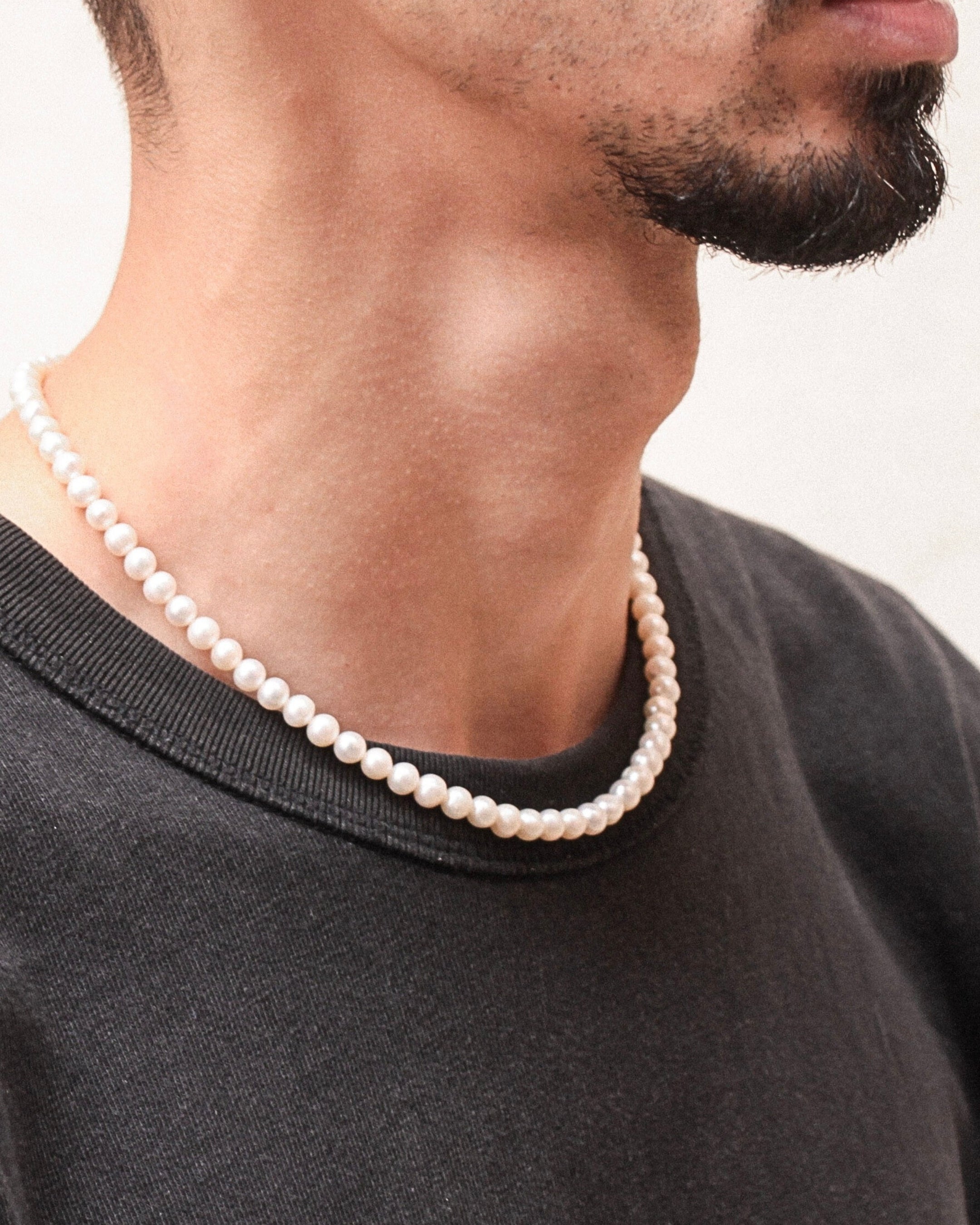 Gros plan sur le collier Harry, perles d’eau douce naturelles rondes et éclatantes, bijou artisanal unisexe.
