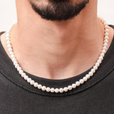 Collier Harry porté par un homme, perles d’eau douce blanches et fermoir en acier inoxydable doré, style moderne et raffiné.