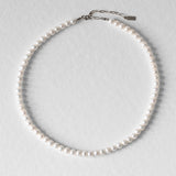 Collier Harry en perles d’eau douce grade AAA avec fermoir en acier inoxydable argenté, bijou réglable et waterproof.