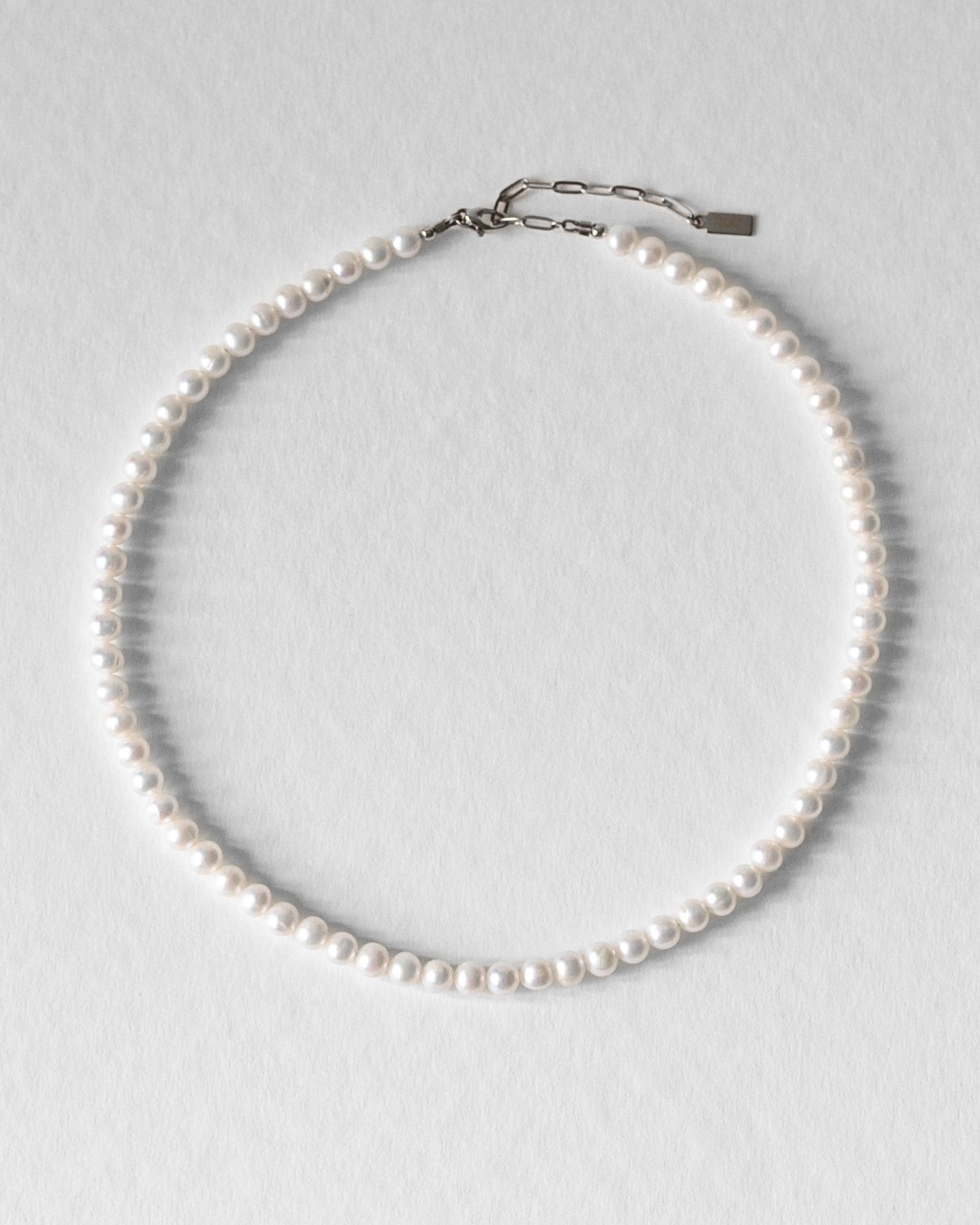 Collier Harry en perles d’eau douce grade AAA avec fermoir en acier inoxydable argenté, bijou réglable et waterproof.