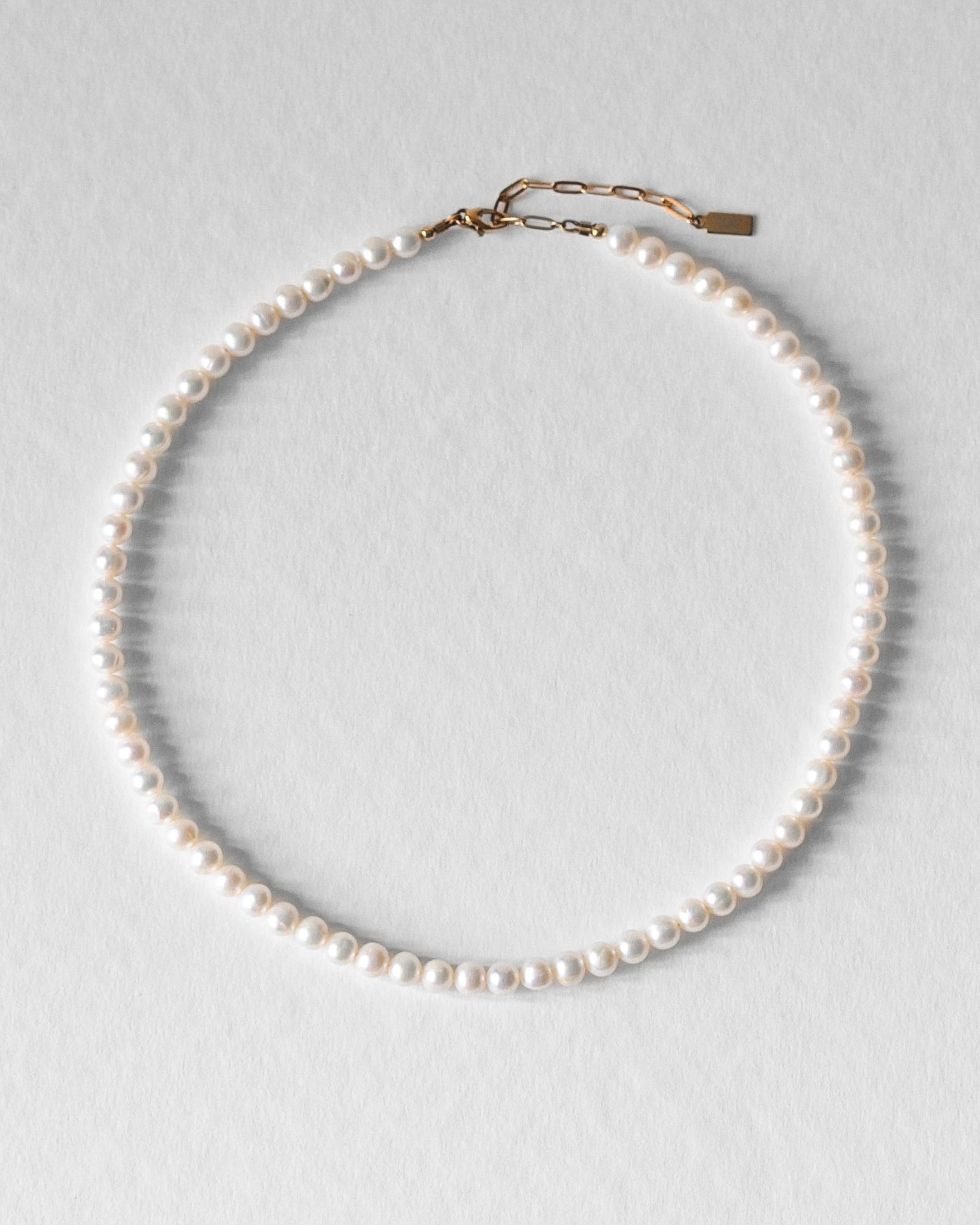 Collier Harry en perles d’eau douce naturelles AAA et acier inoxydable doré, bijou unisexe homme et femme élégant et intemporel. Perle de culture rondes