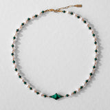 Collier Celest en perles d’eau douce et malachite verte avec étoile centrale, finition acier inoxydable doré 18 carats – bijou unisexe homme & femme Komète Atelier.