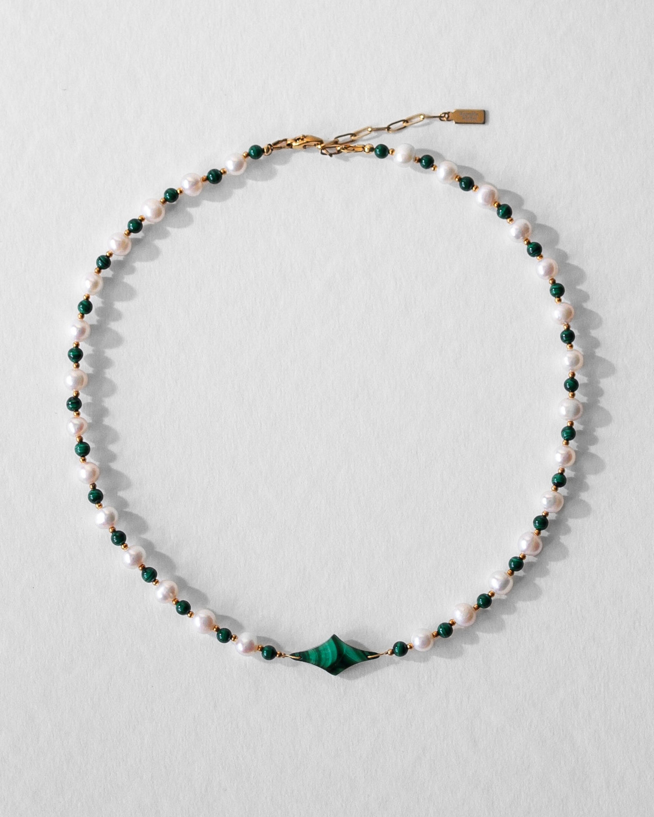 Collier Celest en perles d’eau douce et malachite verte avec étoile centrale, finition acier inoxydable doré 18 carats – bijou unisexe homme & femme Komète Atelier.