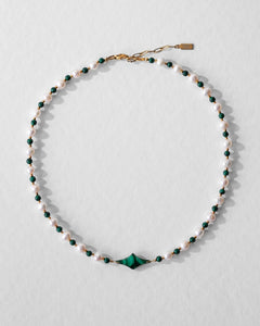Collier Celest en perles d’eau douce et malachite verte avec étoile centrale, finition acier inoxydable doré 18 carats – bijou unisexe homme & femme Komète Atelier.